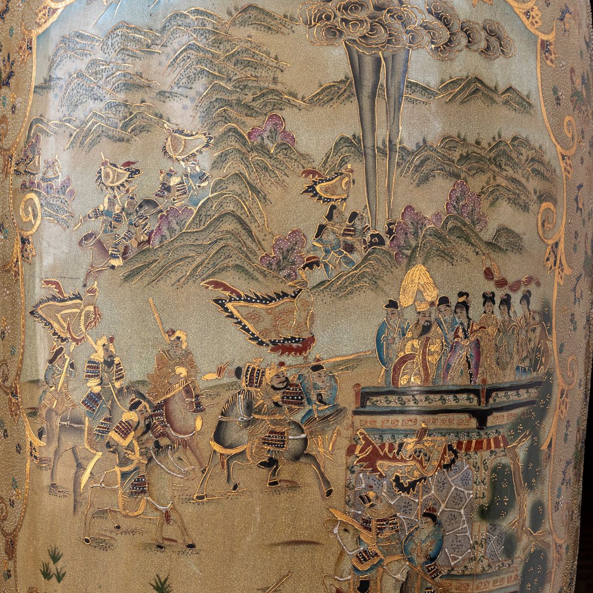Grande e Importante Vaso Satsuma con Decorazioni Floreali e Scene di Vita di Corte, Giappone Iniz...
