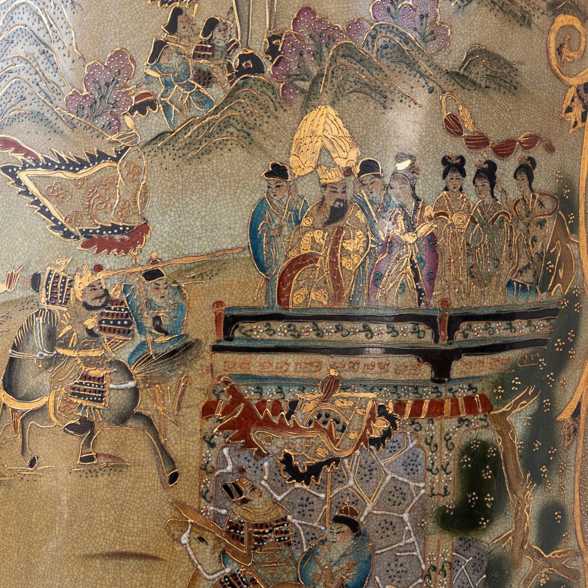 Grande e Importante Vaso Satsuma con Decorazioni Floreali e Scene di Vita di Corte, Giappone Iniz...