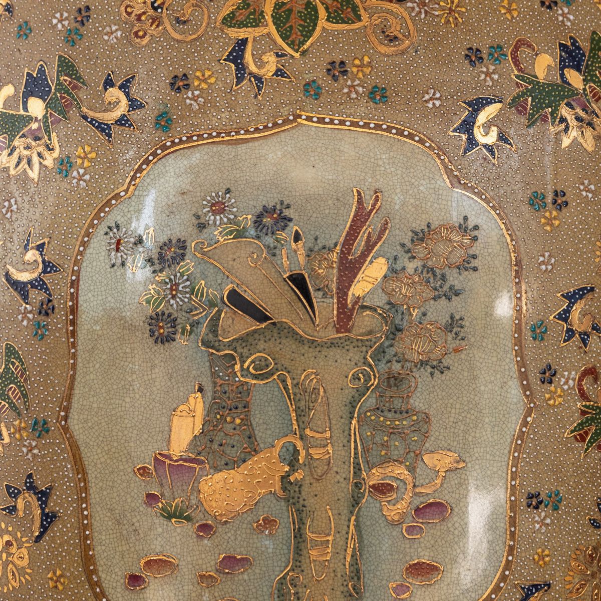 Grande e Importante Vaso Satsuma con Decorazioni Floreali e Scene di Vita di Corte, Giappone Iniz...