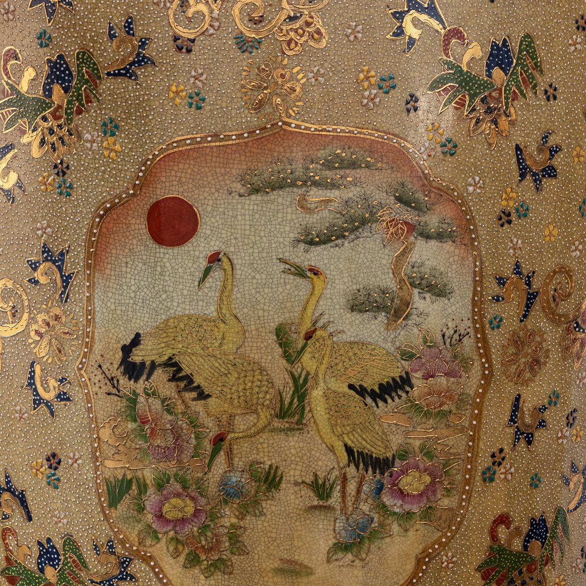 Grande e Importante Vaso Satsuma con Decorazioni Floreali e Scene di Vita di Corte, Giappone Iniz...