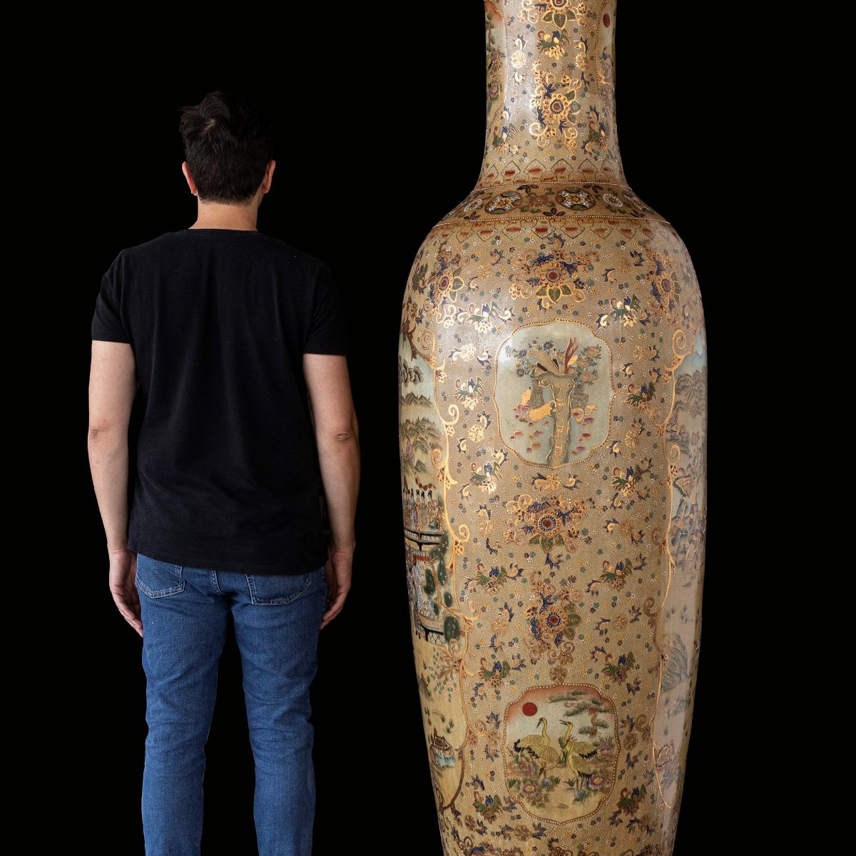 Grande e Importante Vaso Satsuma con Decorazioni Floreali e Scene di Vita di Corte, Giappone Iniz...