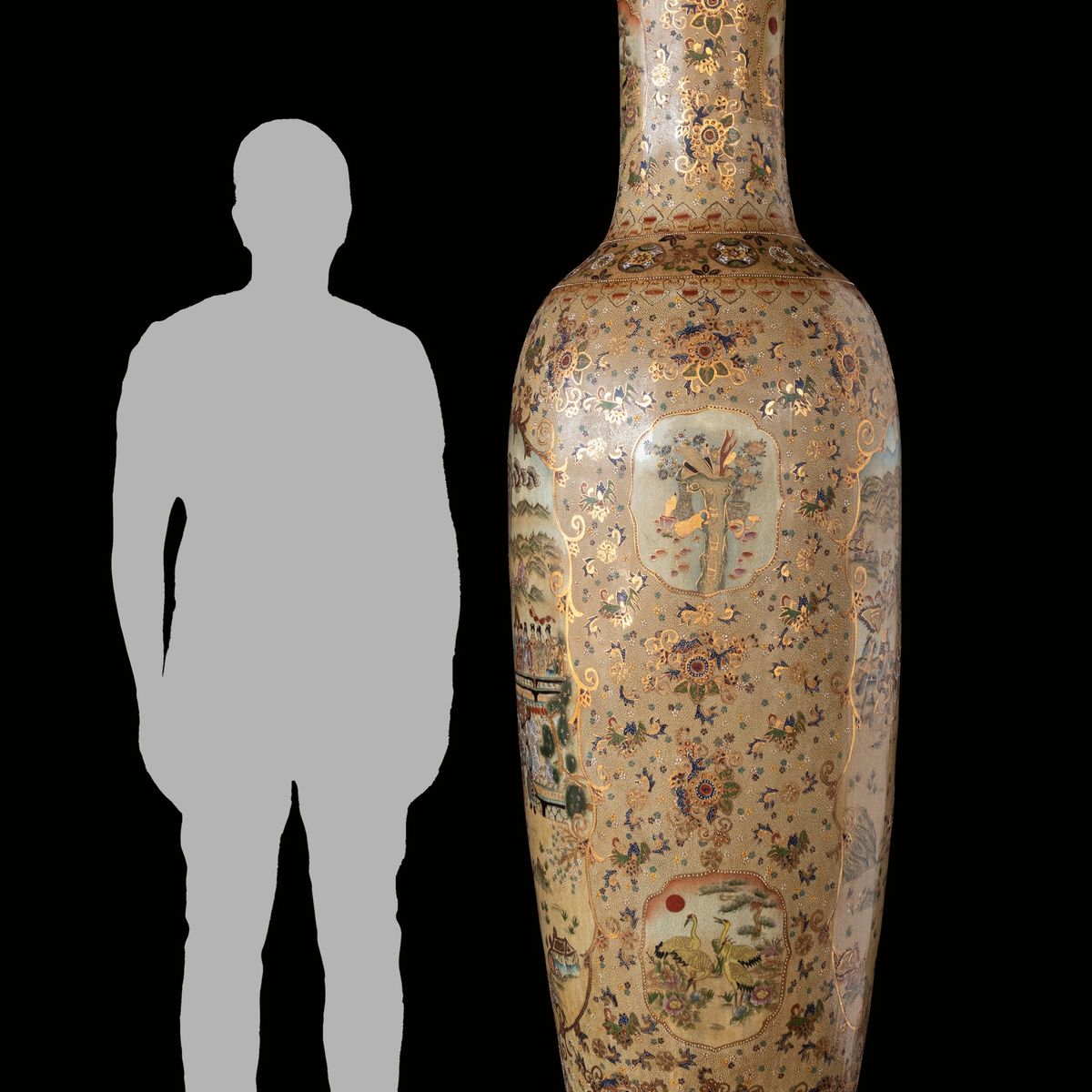 Grande e Importante Vaso Satsuma con Decorazioni Floreali e Scene di Vita di Corte, Giappone Iniz...