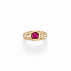  - Anello in oro giallo 18K, rubino e diamanti