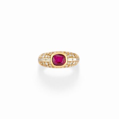 Anello in oro giallo 18K con rubino ovale e diamanti