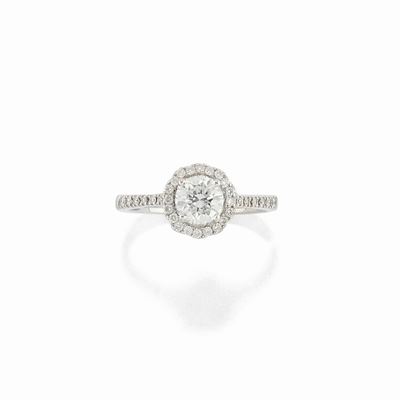 Anello in oro bianco 18K con diamante taglio brillante e dettagli in diamanti