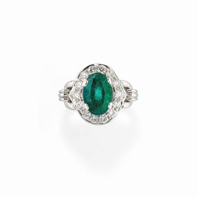 Anello in oro bianco 18K con smeraldo ovale di ct 4,50 e diamanti