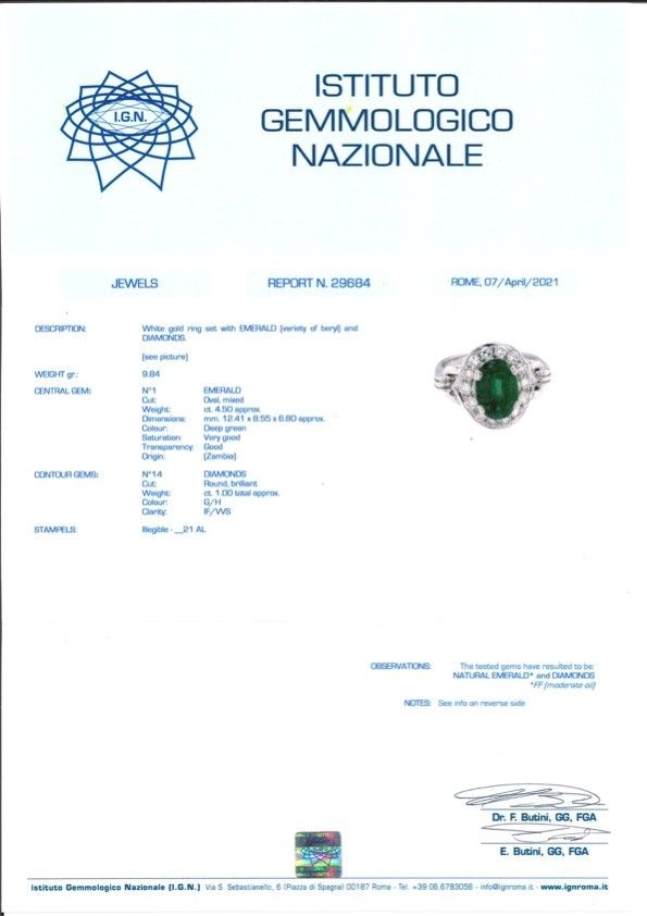 Anello in oro bianco 18K con smeraldo ovale di ct 4,50 e diamanti