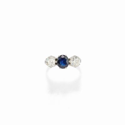 Anello in oro bianco 18K con zaffiro ovale e diamanti