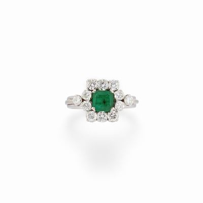 Anello in oro bianco 18K con smeraldo e diamanti