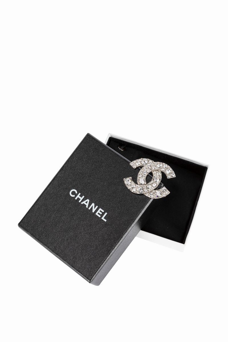 CL'S WARDROBE on X: [Fashion] #CL Brooch：@CHANEL Black Glitter Cabochon CC  Logo Brooch $1012  / X
