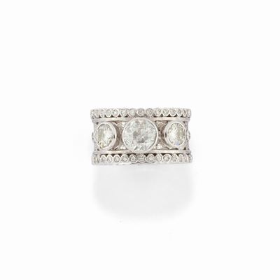 Anello, oro bianco 18K con diamante centrale e due diamanti taglio brillante