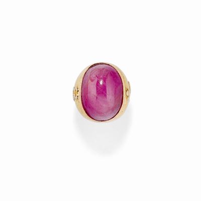 Anello in tre ori 18K con rubino cabochon