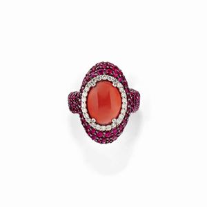 Anello in oro bianco e brunito 18K, corallo, rubini e diamanti