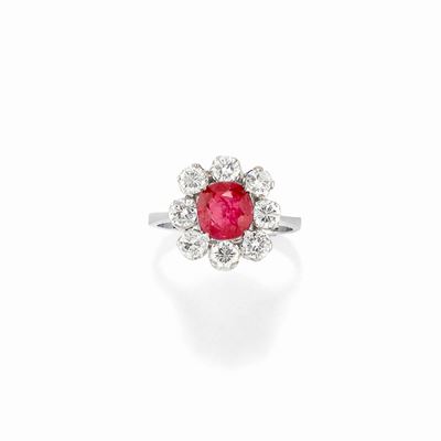 Anello in oro bianco 18K con rubino Burma ct 1,97 e diamanti H VS