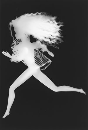 Barbie rayogramma che corre, dalla serie "Nulla è vero. Tutto è permesso"