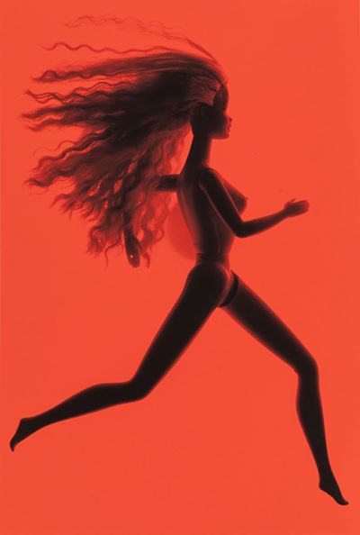 Barbie che Corre in Rosso, dalla Serie "nulla È Vero. Tutto È Permesso"