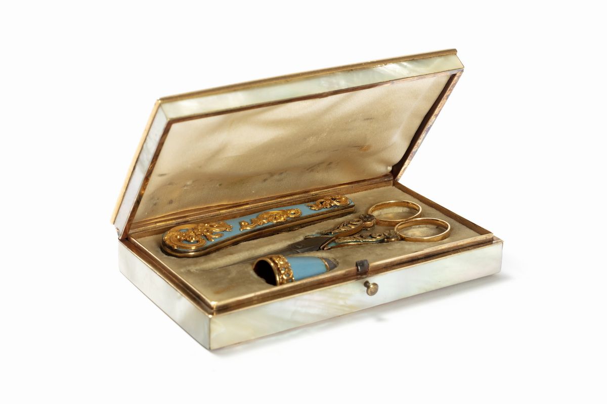 Set da Cucito in Madreperla, Oro 750 e Smalti, Fine Secolo XIX - Inizi Secolo XX