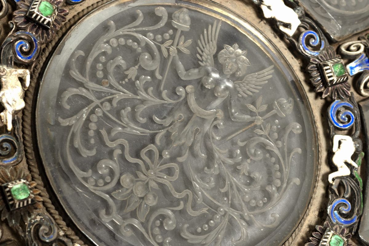 Importante Piatto in Argento e Cristallo di Rocca con Smeraldi, Rubini e Smalti, Austria Secolo X...