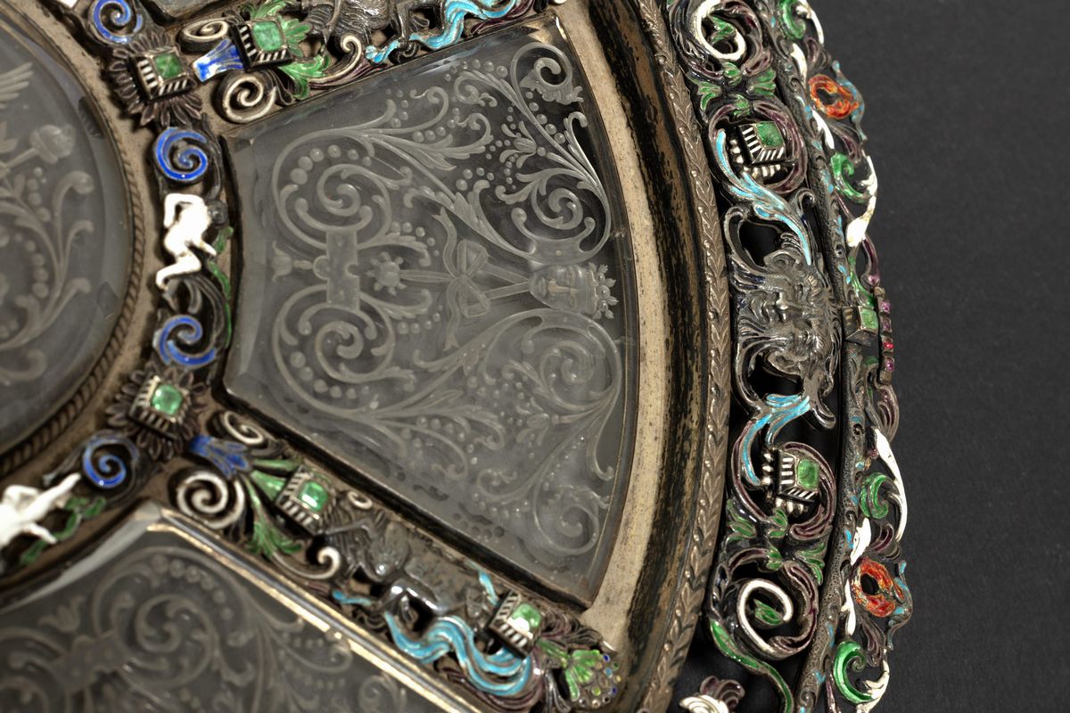 Importante Piatto in Argento e Cristallo di Rocca con Smeraldi, Rubini e Smalti, Austria Secolo X...