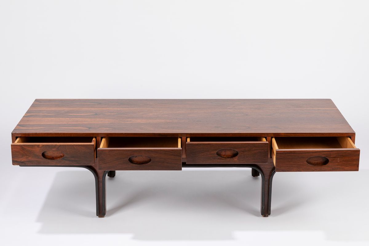 Gianfranco Frattini - Tavolino in legno con quattro cassetti