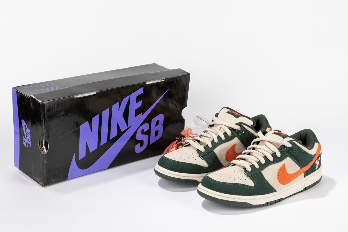 NIKE - Dunk SB Low Eire / Size US 10 EUR 44 2006 | Sneakerhead