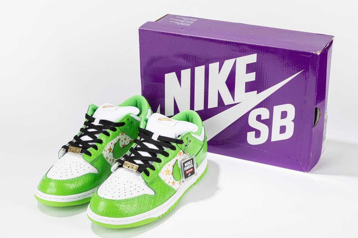 NIKE Dunk SB Low Supreme Stars Mean Green Taglia US 11 EUR 45 2020 Sneakerhead la prima asta di sneakers in Italia Finarte casa d aste