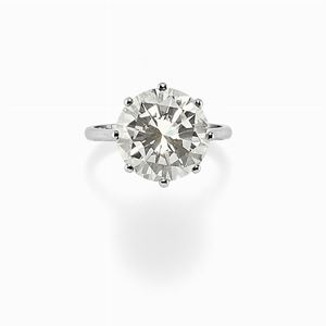 A 18K white gold and diamond ring