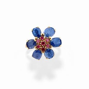  - Anello in oro giallo 18k, zaffiri e rubini