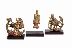 Lotto composto da tre piccole sculture in legno policromo e dorato, Cina secolo XIX