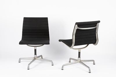 Modello EA 108, Due sedie in tessuto hopsack e alluminio