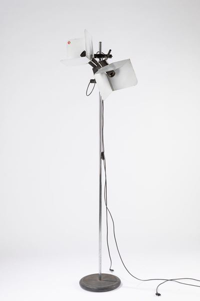 Triedro, lampada da terra in metallo verniciato e plastica