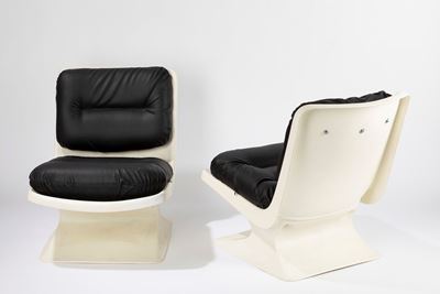 Coppia di poltrone in plastica con rivestimento in pelle nera