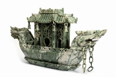 Barca in Pietra Verde a Forma di Drago con Pagoda, Cina Secolo XX