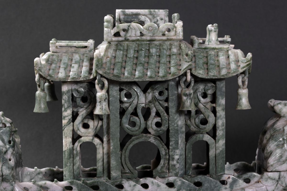 Barca in Pietra Verde a Forma di Drago con Pagoda, Cina Secolo XX
