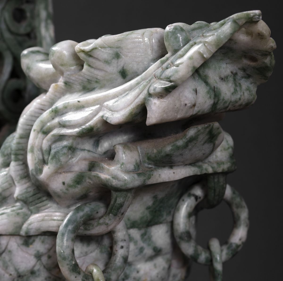 Barca in Pietra Verde a Forma di Drago con Pagoda, Cina Secolo XX