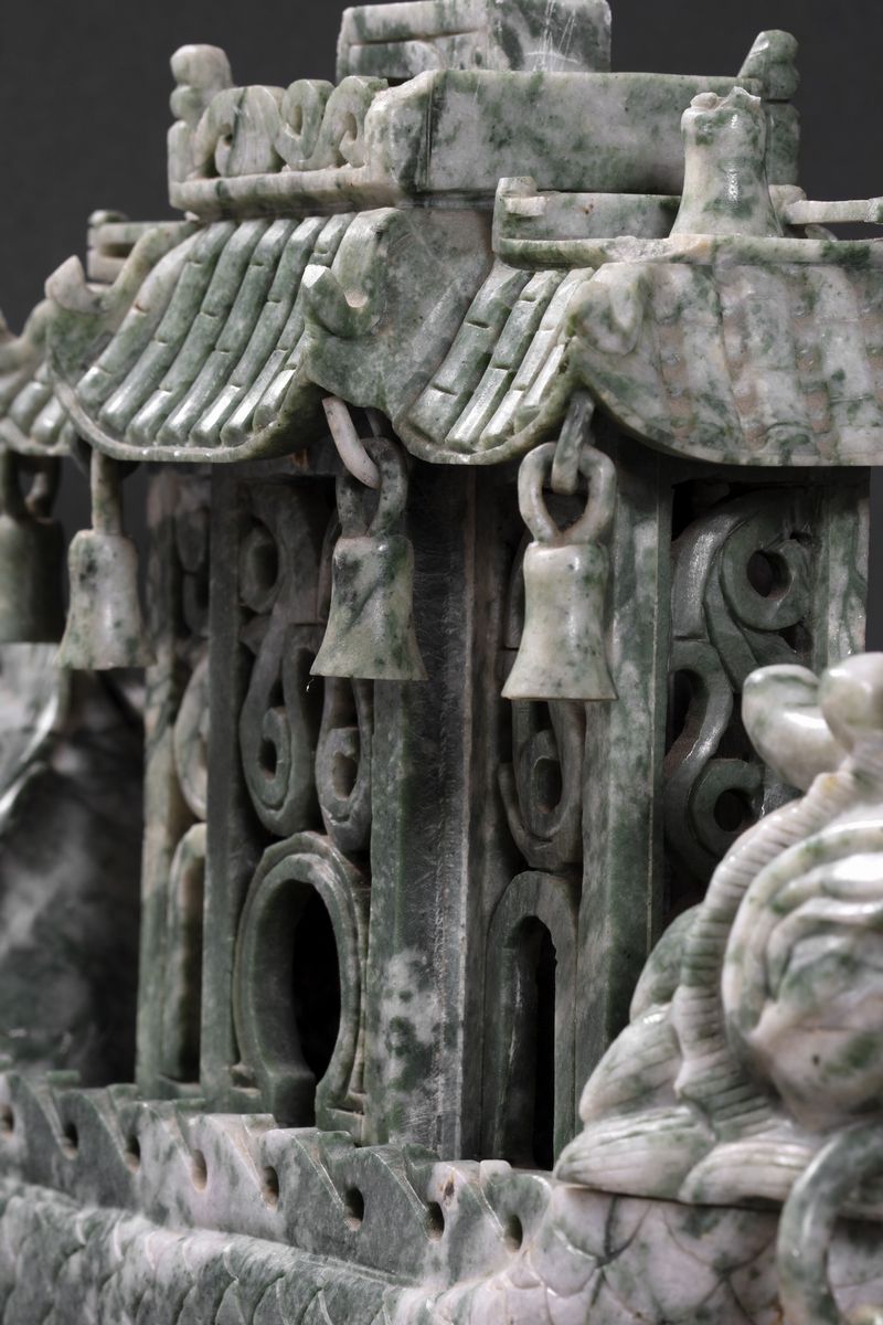 Barca in Pietra Verde a Forma di Drago con Pagoda, Cina Secolo XX