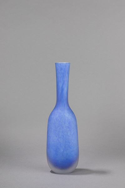 Vaso in vetro sommerso satinato blu, circa 1980
