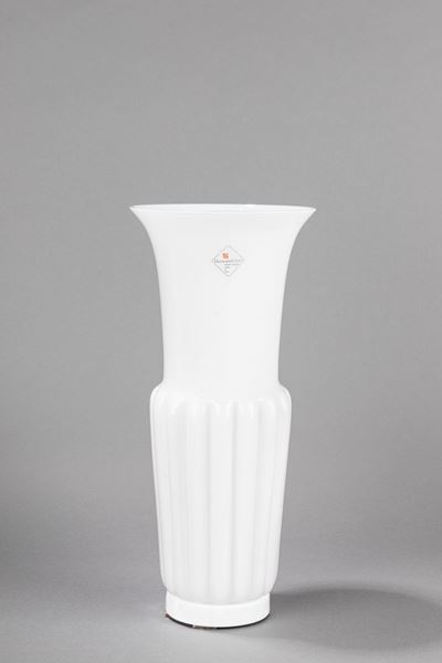 Vaso in vetro soffiato opalino bianco, stile morandiano, circa 1980