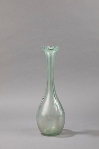 Vaso in vetro soffiato con iridescenza
