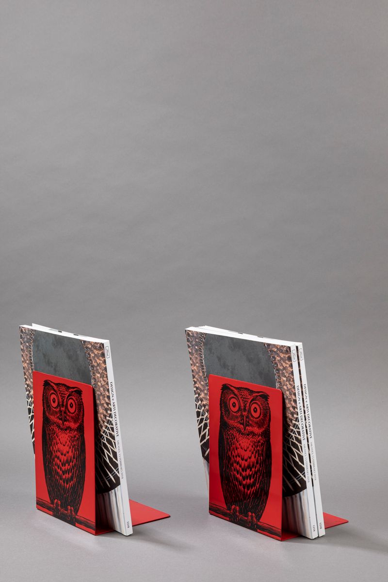 Piero Fornasetti - Coppia di fermalibri con decorazione di gufo, serigrafia su metallo