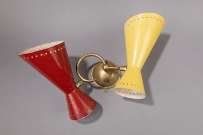 Coppia di lampade da muro in alluminio verniciato e ottone, produzione francese, circa 1950