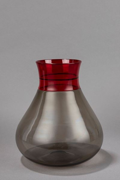 Vaso in vetro brunito soffiato a incalmo rosso