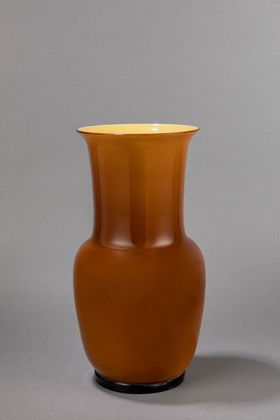 Vaso in vetro incamiciato ambra con base nera, circa 1960