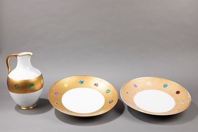 Set di piatti e brocca in ceramica decorata