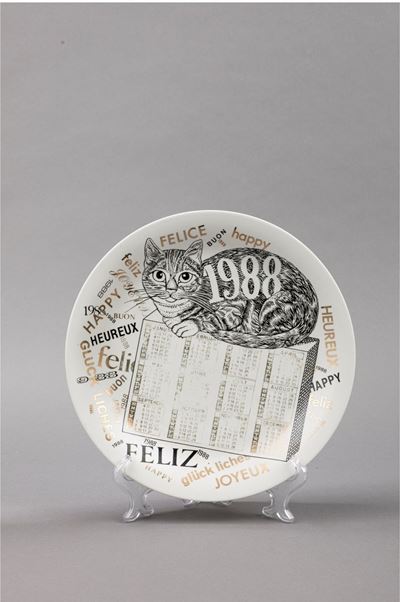 Piatto calendario in ceramica decorata con serigrafia e bordura oro