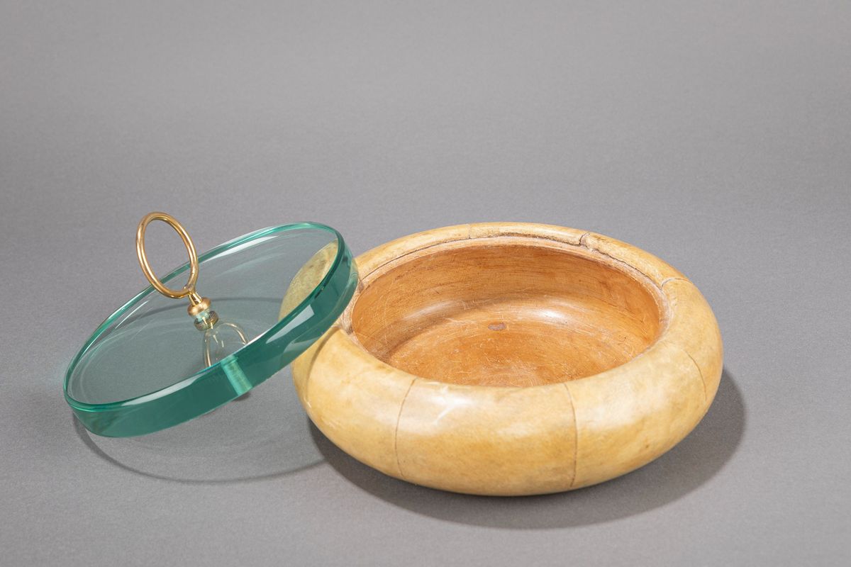 Fontana Arte (attribuito) - Scatola in pergamena con coperchio in vetro e finiture in ottone