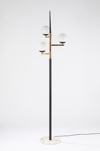 Lampada da terra, base in marmo, fusto in acciaio nero laccato e diffusori in vetro opalino