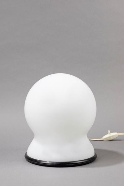 Lampada da tavolo in vetro incamiciato con base in gomma