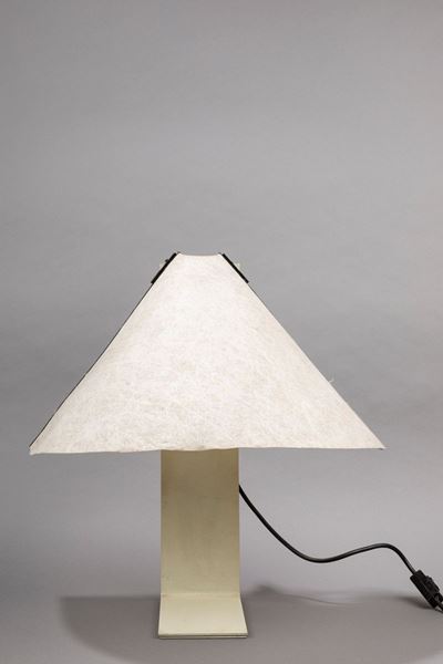 Lampada da tavolo Porsenna, metallo verniciato e diffusore in politene opalino