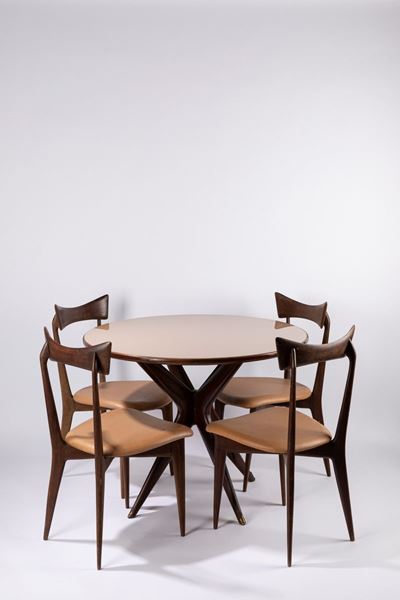 Tavolo rotondo e quattro sedie in legno con dettagli in ottone, circa 1950